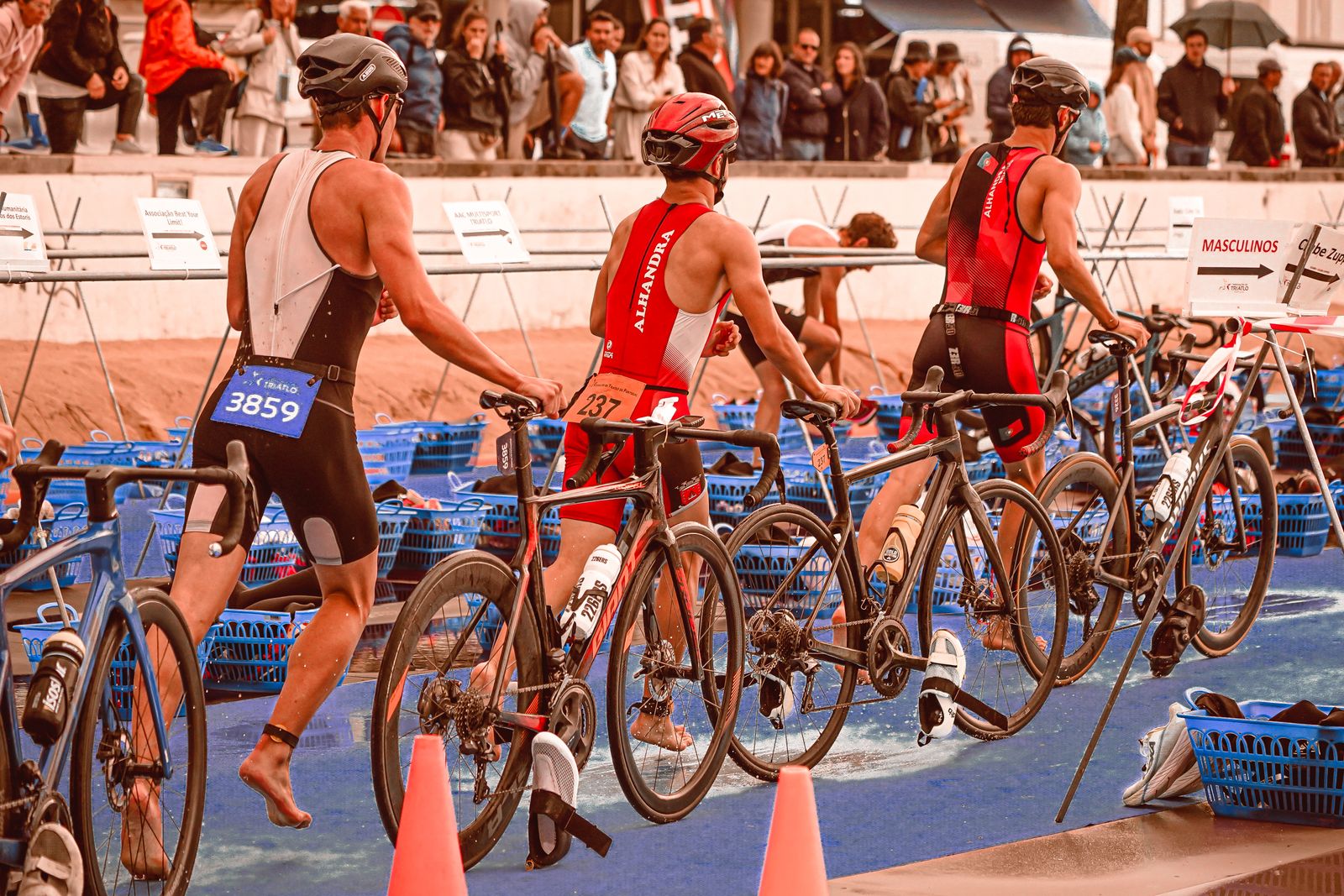 Triathl&egrave;tes en zone de transition